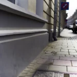 Przykładowe zastosowanie ral 7047 - szarości telegraficznej na elewacji nowoczesnego budynku.