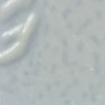 Przykładowa aranżacja salonu z wykorzystaniem koloru ral 9022 (szarość perłowa) na ścianach.