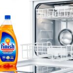 Finish płyn do czyszczenia zmywarki sposób użycia - butelka produktu na tle czystej zmywarki