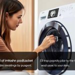Kobieta sprawdzająca podłączenie pralki Samsung Eco Bubble do gniazdka elektrycznego